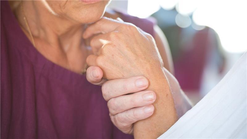 Warken: Wirkungen der Pflegeleistungen überprüfen Eine Frau hält die Hand ihres an Demenz erkrankten Mannes. Neu nachgedacht wird derzeit über die Einordnung der verschiedenen Fälle in die Pflegeversicherung.
