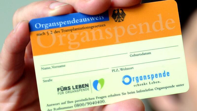 Organspende: 800 Niedersachsen stehen auf der Warteliste - darunter 25 Kinder Eine Frau hält einen Organspendeausweis in der Hand.