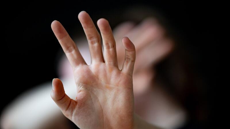 Weisser Ring fordert Einsatz elektronischer Fußfessel Eine Frau hält ihre Hände vor das Gesicht.  (Gestellte Szene)