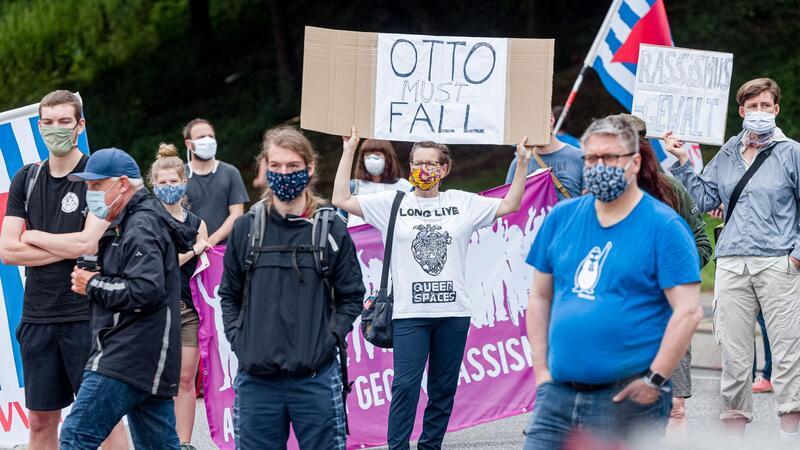 Hauptamtliche Koordinierungsstelle Dekolonialisierung Eine Frau hält während einer Demonstration gegen die Sanierung des Hamburger Bismarck-Denkmals ein Schild mit der Aufschrift „Otto must fall“.
