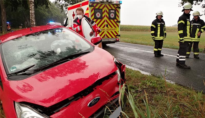 Eine Frau ist am Donnerstag in Oldendorf mit ihrem Auto gegen einen Baum geprallt. Foto: Feuerwehr