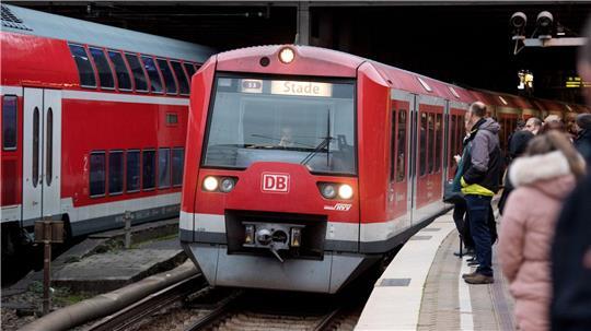 Eine Frau ist am Hamburger Hauptbahnhof vor eine ausfahrende S3 gestürzt (Symbolbild).