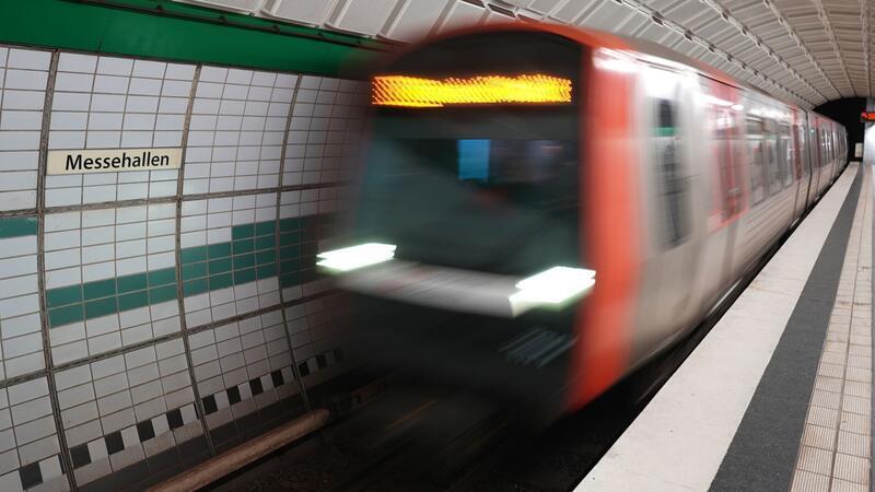 Eine Frau ist vor eine einfahrende U-Bahn gefallen (Symbolbild).