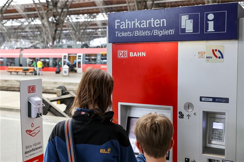Niedersachsen-Ticket wird ab Dezember teurer Eine Frau kauft an einem Fahrkartenautomaten der Bahn (DB) ein Zugticket. Foto: Jan Woitas/dpa