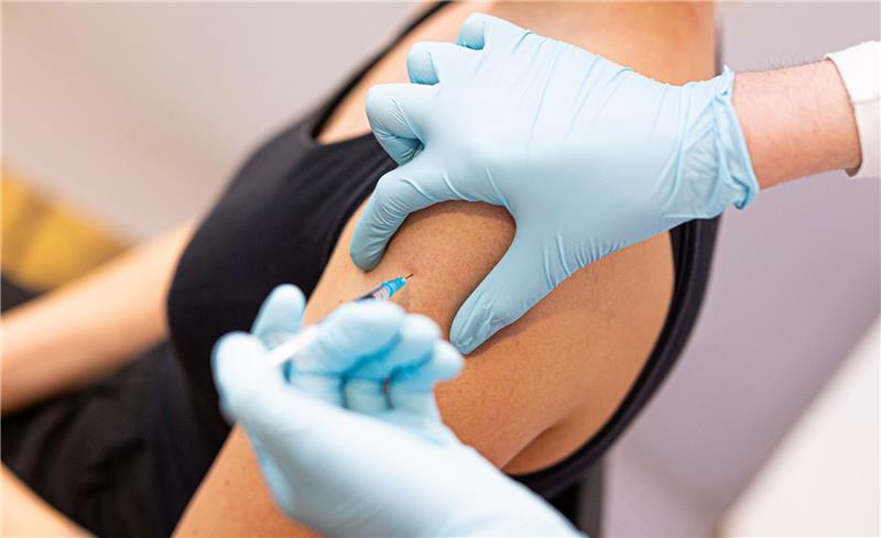 Eine Frau lässt sich bei einer Impfaktion in Hannover gegen Covid-19 impfen.