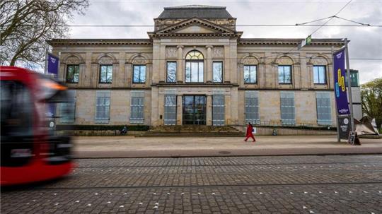 Eine Frau läuft an der Bremer Kunsthalle vorbei.