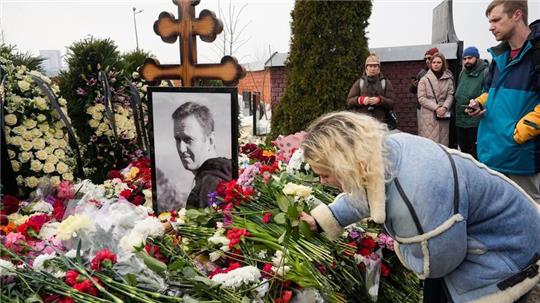 Eine Frau legt einen Tag nach der Beerdigung von Alexej Nawalny auf dem Borisowskoje-Friedhof Blumen am Grab ab.