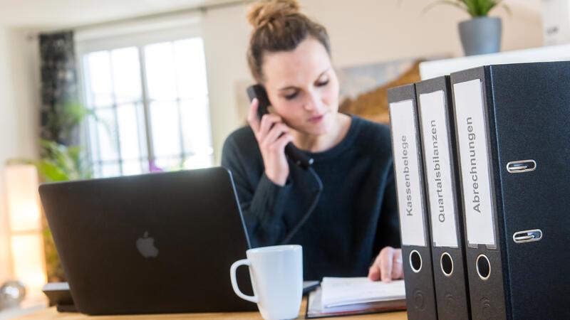 Finanzamt: Diese wichtigen Änderungen gibt es bei der Steuererklärung Eine Frau macht ihre Steuererklaerung elektronisch an einem Notebook und telefoniert dabei (Symbolbild).
