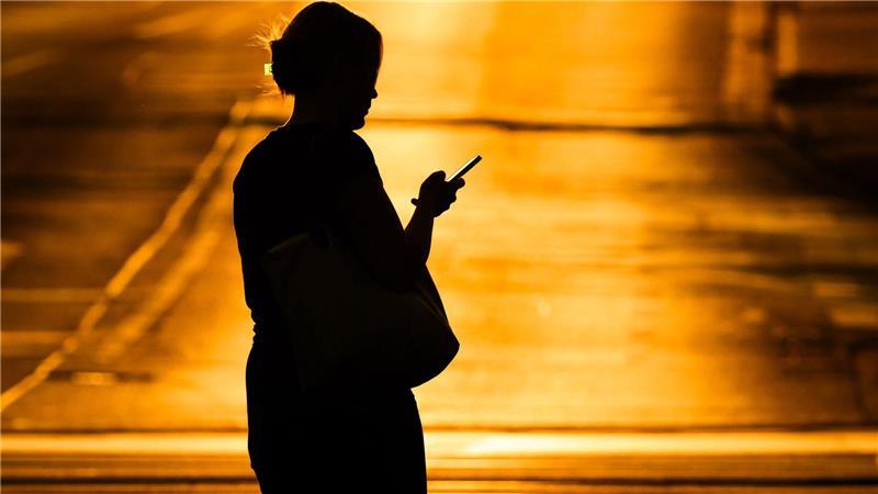 Catfishing-Doku weltweit ein Streaming-Hit Eine Frau mit Handy - in der Netflix-Doku „Unbekannte Nummer: Der Highschool-Catfish“ kommt der Psychoterror via Smartphone. (Symbolbild)