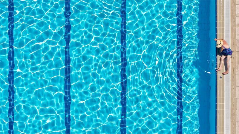 Eine Frau nimmt im öffentlichen Schwimmbad von Dobrinja in Bosnien und Herzegowina ein Sonnenbad.