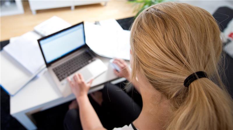 Eine Frau sitzt an einem Laptop. Noch weit mehr Frauen als Männer arbeiten in Niedersachsen in Teilzeit (Archivbild)
