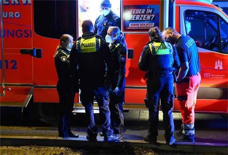 Wegen Videodreh? Zwillingsschwestern von Zug erfasst – 18-Jährige stirbt Eine Frau starb, eine zweite konnte per Not-OP gerettet werden. Foto: dpa