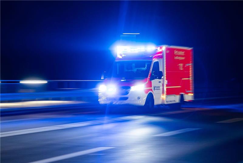Wegen Videodreh? Zwillingsschwestern von Zug erfasst – 18-Jährige stirbt Eine Frau starb, eine zweite konnte per Not-OP gerettet werden. Symbolfoto: dpa