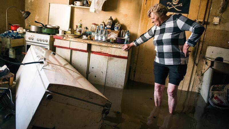 Zahl der Toten bei Hochwasser steigt auf mindestens 23 Eine Frau steht in einer überfluteten Wohnung in der Stadt Lewin Brzeski im Süden Polens. (Foto aktuell)