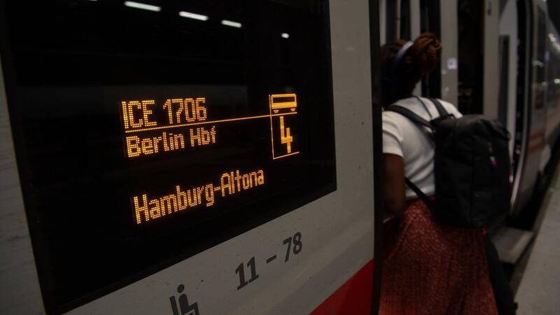 Einigung über Bundesbeteiligung an Schienensanierung Eine Frau steigt im Hauptbahnhof Berlin in einen Zug nach Altona.