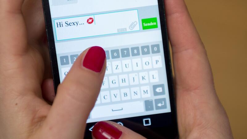 Eine Frau tippt auf einem Smartphone. Foto: Sebastian Gollnow/dpa/Illustration
