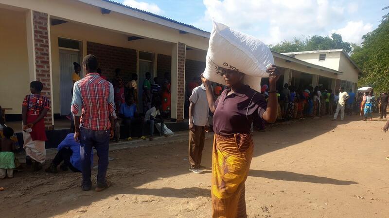 Dürre: Simbabwe erklärt Katastrophenzustand Eine Frau trägt einen Sack mit Maismehl, den sie in einem Verteilungszentrum des Welternährungsprogramms erhalten hat: Im südlichen Afrika wurde der Notstand ausgerufen.