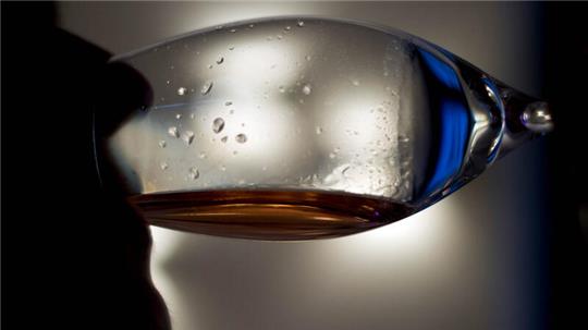 Eine Frau trinkt ein Glas Wein. 