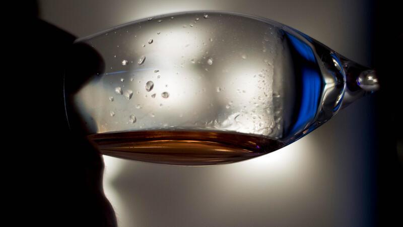 Eine Frau trinkt ein Glas Wein.