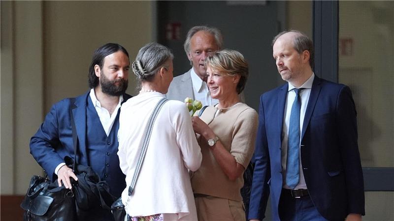 Eine Frau überreicht Christina Block Blumen.
