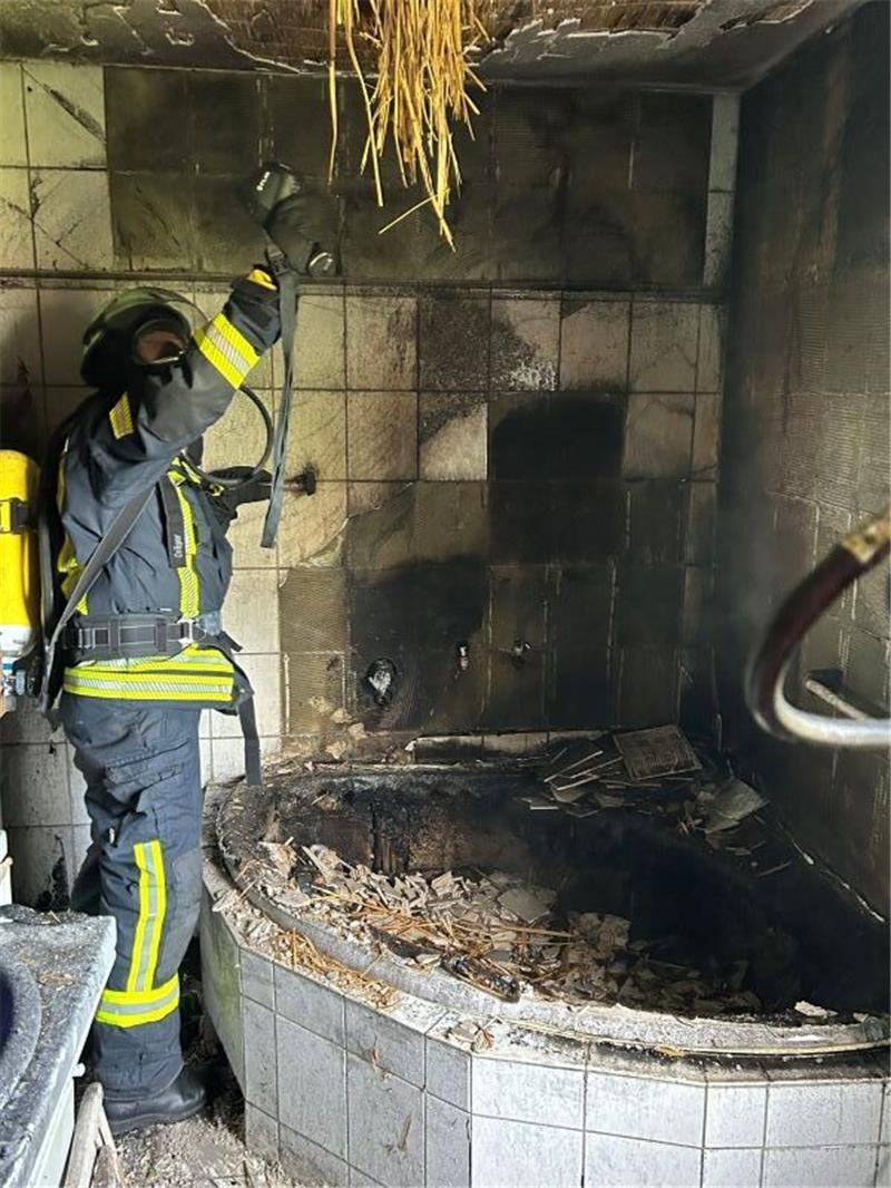 Frau verbrennt Papier in Badewanne – Feuer gerät außer Kontrolle Eine Frau verbrannte in ihrem Haus in Wischhafen Unterlagen in ihrer Badewanne - und setzte so auch die Decke in Brand.
