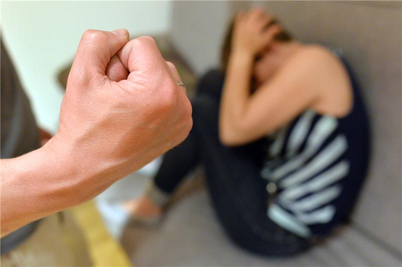Eine Frau versucht, sich vor der Gewalt eines Mannes zu schützen (gestellte Szene). Foto: Maurizio Gambarini/dpa