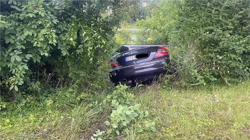 Eine Frau war mit einem Mercedes CLK 320 in Stade von der Straße Salztorscontrescarpe abgekommen und in einen Privatgarten gefahren.