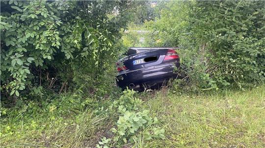 Eine Frau war mit einem Mercedes CLK 320 in Stade von der Straße Salztorscontrescarpe abgekommen und in einen Privatgarten gefahren.