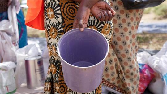 Eine Frau wartet im März 2023 im Bezirk Mangwe im Südwesten Simbabwes auf Nahrungsmittelhilfe.