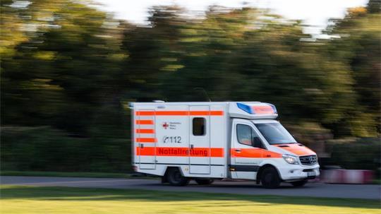 Eine Frau wird bei einem Streit mit ihrem Partner verletzt und wird anschließend in ein Krankenhaus gebracht. (Symbolbild)