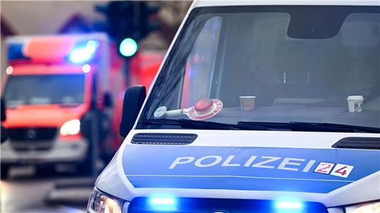 Eine Frau wird von ihrem Auto und der Garagenwand eingequetscht und erleidet lebensgefährliche Verletzungen (Symbolbild).