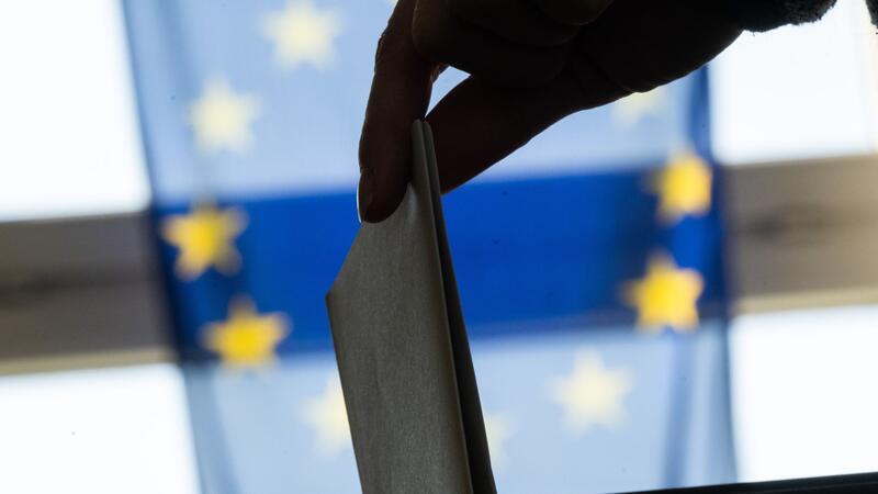 CDU bei Europawahl im Norden ganz vorn - Grüne Platz drei Eine Frau wirft in einem Wahllokal im Bezirk Lichtenberg ihren Wahlzettel für die Europawahl ein. Die Europawahl begann am 6. Juni und in Deutschland wird am 9. Juni gewählt.