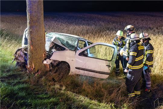 Eine Frau wurde bei einem Autounfall zwischen Rahmstorf und Staersbeck im Landkreis Harburg schwer verletzt. Foto: JOTO
