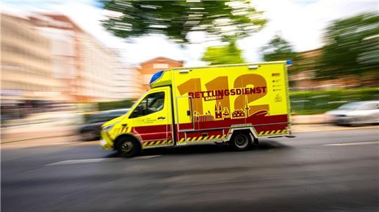 Eine Frau wurde nach dem Pfefferspray-Einsatz vorsorglich in ein Krankenhaus gebracht. (Symbolbild)