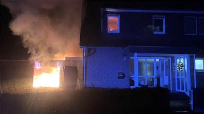 Eine Garage hat in Zeven Feuer gefangen.