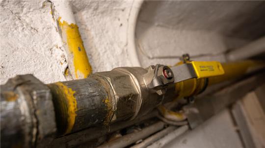 Eine Gasleitung im Keller eines Mehrfamilienhauses. Foto: Sven Hoppe/dpa