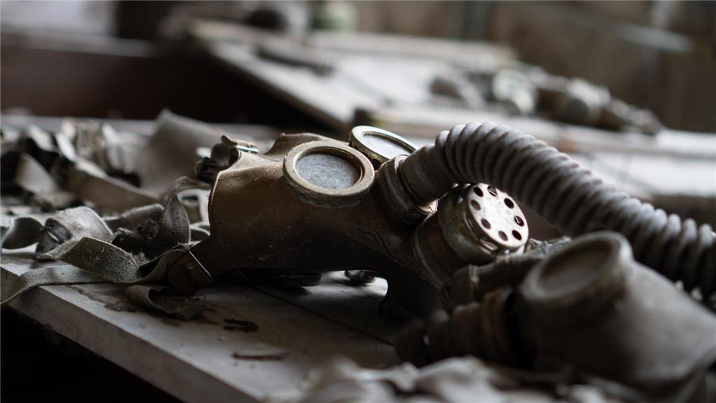 Eine Gasmaske aufgenommen am 7. April 2026 in einer verlassenen Schule in Prypja...