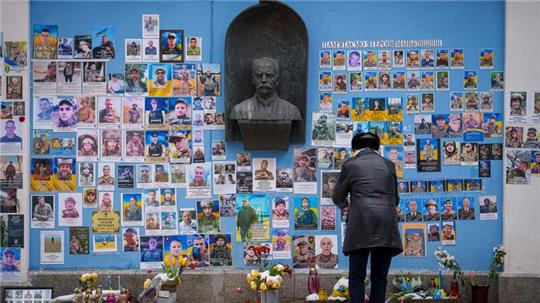 Eine Gedenkmauer in Kiew erinnert an gefallene ukrainische Militärangehörige.