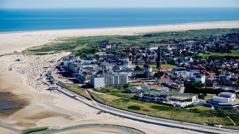 Eine Gedenkstele auf dem Gelände des ehemaligen Borkumer Kinderkurheims Adolfinenheim erinnert an das Leid Tausender Kurkinder. (Archivbild)