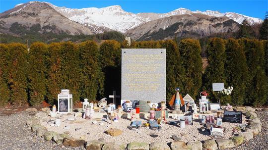 Eine Gedenktafel erinnert an den Flugzeugabsturz einer Germanwings-Maschine in den Alpen. Eine Klage auf zusätzliches Schmerzensgeld gegen das Luftfahrt-Bundesamt hat mehr als zehn Jahre nach der Katastrophe wenig Aussicht auf Erfolg.  