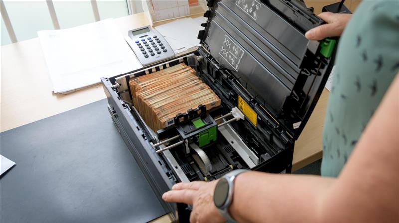 Eine Geldkassette aus einem Automaten. Ihr Inhalt wird bei einem Anschlag künftig pink besprüht. Foto: Masorat