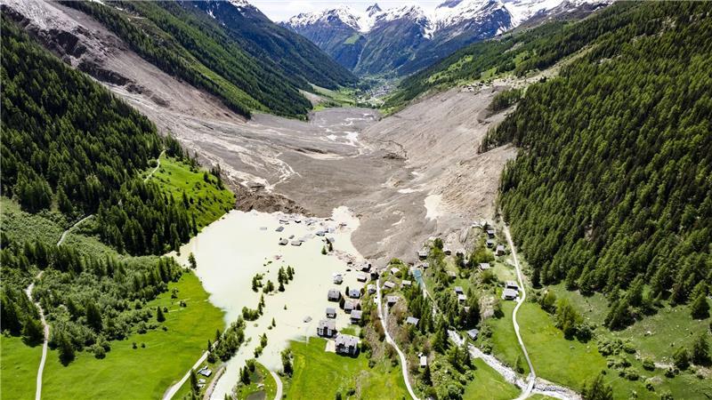 Lötschentaler hoffen auf Glück im Unglück: Wasser läuft ab Eine Geröllwüste und ein aufgestauter Fluss Lonza sind jetzt da, wo früher das Dorf Blatten war.