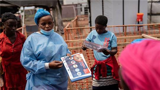 Eine Gesundheitsmitarbeiterin im Kongo informiert über die Krankheit Mpox.