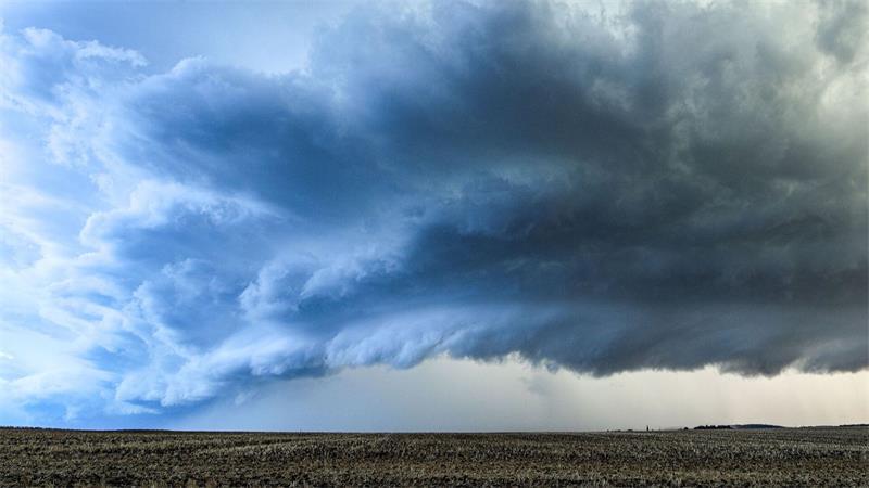 Eine Gewitterwolke zieht über Lich im mittelhessischen Landkreis Gießen.