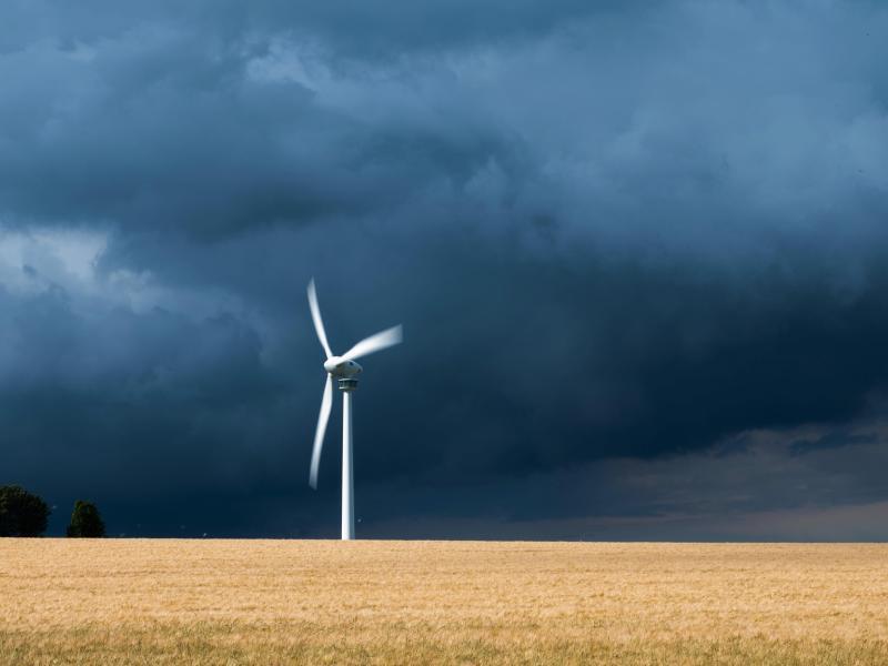 Eine Gewitterzelle mit dunklen Wolken zieht über ein Windrad in der Region Hannover hinweg. Foto: Julian Stratenschulte/dpa/Archivbild