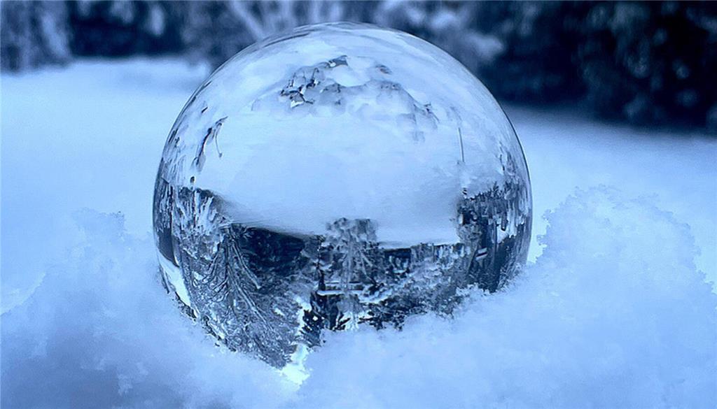 Eine Glaskugel inmitten von Schneeflocken schickt Svenja Poppe aus Frankenmoor.
