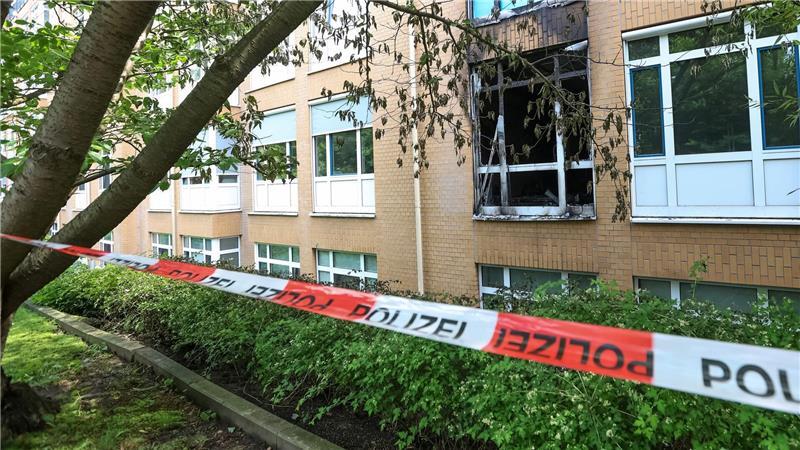 Drei Menschen sterben bei Brandstiftung in Hamburger Marienkrankenhaus Eine Grabenabsenkung vor dem Gebäude erschwerte die Rettung der Patienten mit Leitern. (Archivbild)