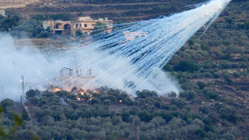 Eine Granate der israelischen Artillerie explodiert über einem Haus in einem libanesischen Grenzdorf.