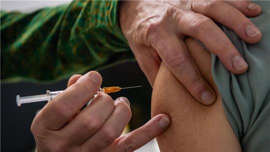 Eine Grippeschutzimpfung kann auch jetzt noch sinnvoll vor schweren Influenza-Verläufen schützen.