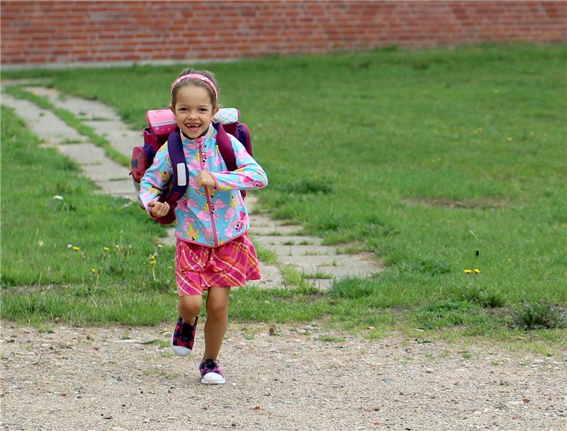 Eine Grundschülerin freut sich auf sechs Wochen Sommerferien. Foto: dpa